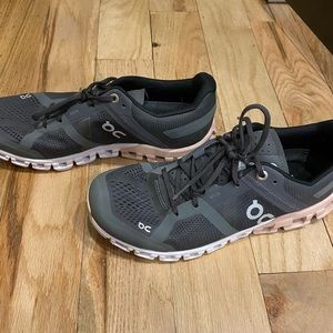 On cloud, cloud 5, women’s sneakers. Barely worn. Size 7